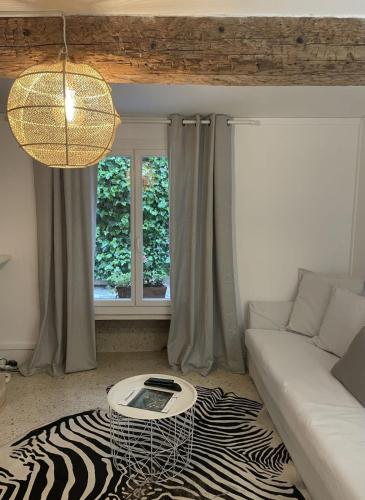 un salon avec un canapé et une table dans l'établissement Spacious house in Gruissan for 8 people, à Gruissan