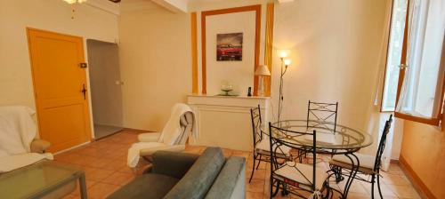 un salon avec un canapé et une table en verre dans l'établissement Charming apartment in the historic heart, à Fréjus