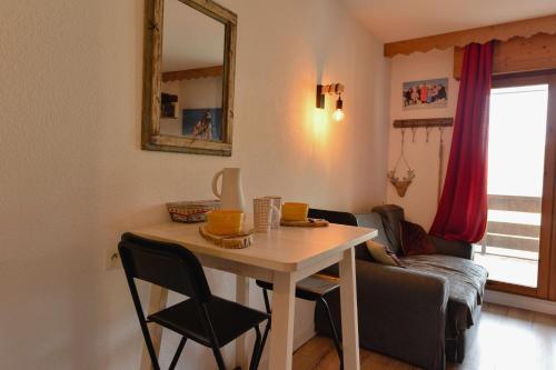 un salon avec une table et un canapé dans l'établissement Modern apartment in the Alps, à Les Deux Alpes
