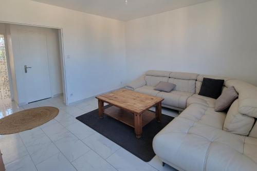 un salon avec un canapé et une table basse dans l'établissement Bright flat in Saint-Raphaël, à Saint-Raphaël