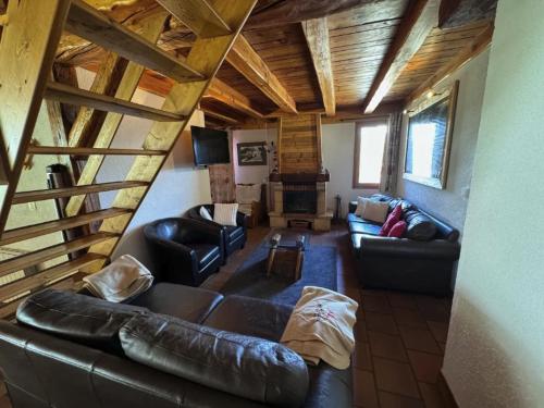 - un salon avec un canapé et des fauteuils en cuir dans l'établissement Apartment Arolles, à Les Coches