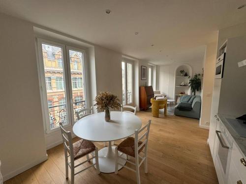 une cuisine et un salon avec une table et des chaises dans l'établissement Beau 2 pièces central, à Paris