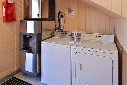 Una cocina o kitchenette en Maverick Motel