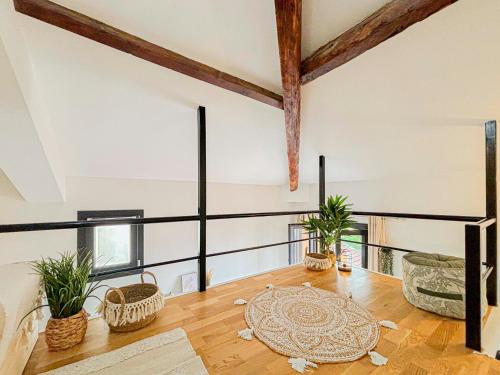 un salon décloisonné avec une table et des plantes en pot dans l'établissement Potiers - parking, Wifi, 2pers, à Nice