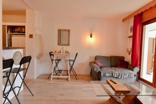 un salon avec un canapé et une table dans l'établissement Modern apartment in the Alps, à Les Deux Alpes
