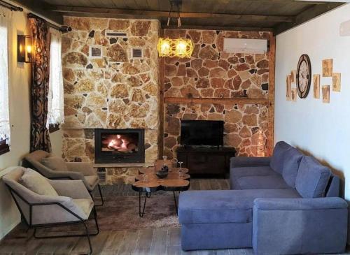 Coin salon dans l'établissement Rustic House Smaro