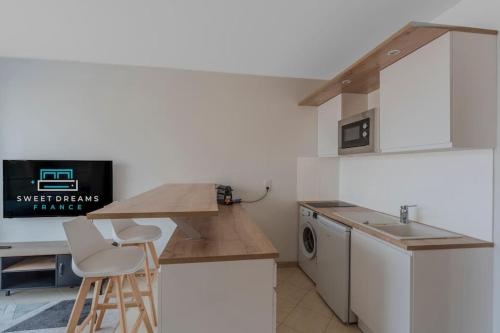 - une cuisine avec un comptoir, un évier et une cuisinière dans l'établissement Le Grand Hôtel -Centre Croisette, à Cannes