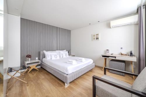 a bedroom with a bed and a desk in it at Sé INN Studios by House and People in Braga