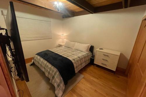 Ένα ή περισσότερα κρεβάτια σε δωμάτιο στο Tahoe West Shore Escape