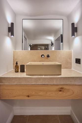une salle de bain avec un lavabo et un miroir dans l'établissement TERRE UGO - Studio campagne Aixoise #6, à Aix-en-Provence