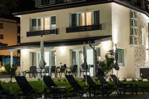 a group of chairs in front of a building at ENEVI Guest Houses-Къщи за гости Еневи in Sandanski