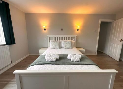 Ένα ή περισσότερα κρεβάτια σε δωμάτιο στο Spacious 4 Bed House with parking in Wolverhampton