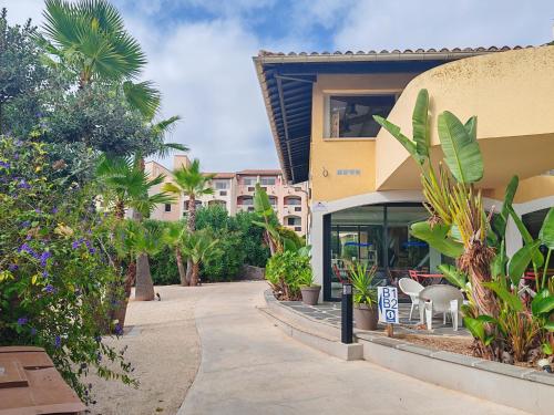 un bâtiment avec un panneau de vente devant lui dans l'établissement Residence Agathea, au Cap d'Agde
