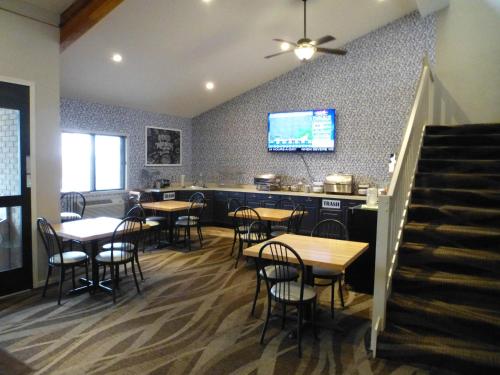 Et tv og/eller underholdning på AmericInn by Wyndham Mitchell