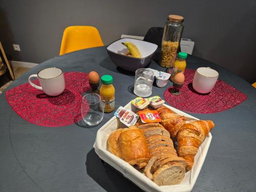 een tafel met brood en zoete deegwaren erop bij Le love baroque in Lézignan-la-Cèbe