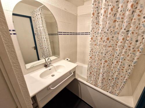 une salle de bain avec un lavabo et un rideau de douche dans l'établissement Studio cosy 4 pers, sud, au cœur d'une station proche pistes et commerces, Modane - FR-1-265-227, à Valfréjus