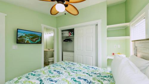 Un ou plusieurs lits dans un hébergement de l'établissement Tidewater Views by Last Key Realty