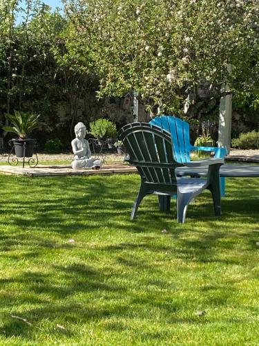 un banc et une table dans l'herbe dans l'établissement La Roseraie, à Saint-Étienne-au-Mont