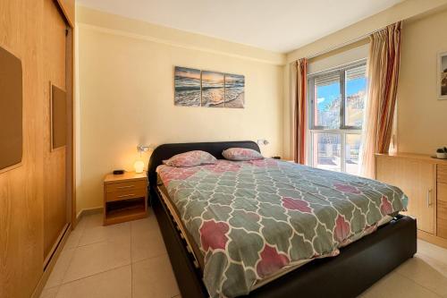 ベラにあるR2309 Laguna Beach Vera Playa Almeriaのベッドと窓のある寝室