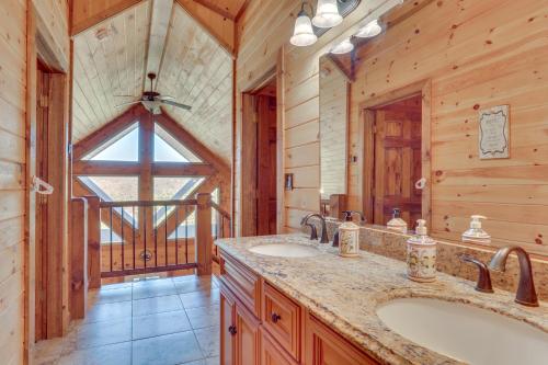 Un baño con dos lavabos y una gran ventana. en 1 Mi to Current River Sunset-View Van Buren Cabin, en Van Buren