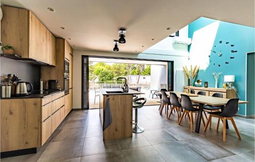 une cuisine et une salle à manger avec une table et des chaises dans l'établissement Cozy Home In St,jean De Monts, à Saint-Jean-de-Monts