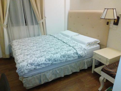 Una cama o camas en una habitación de Jayleen 1918