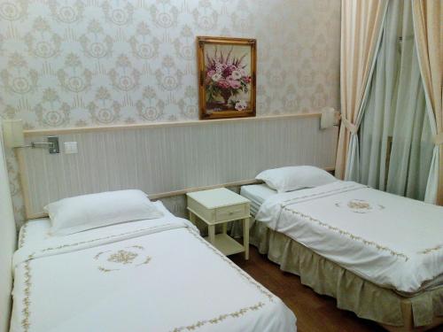 Una cama o camas en una habitación de Jayleen 1918
