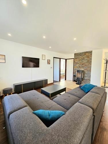 un salon avec un canapé et une cheminée dans l'établissement Maison individuelle Idéale 10 pers !, à Échenoz-la-Méline