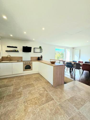 une cuisine avec un évier et un plan de travail dans l'établissement Maison individuelle Idéale 10 pers !, à Échenoz-la-Méline