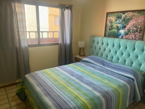 Un dormitorio con una cama y un cuadro en la pared. en SANBERJERE, en San Bernardo