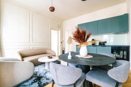 un salon avec une table et des chaises dans l'établissement Luxurious Paris Loft Near Opéra, à Paris