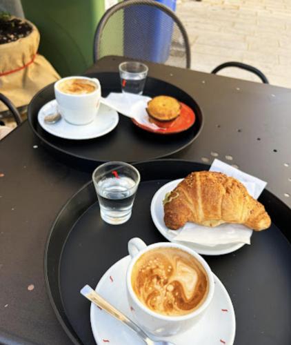 een tafel met twee borden eten en een kop koffie bij B&B Casa di Leo in Brindisi