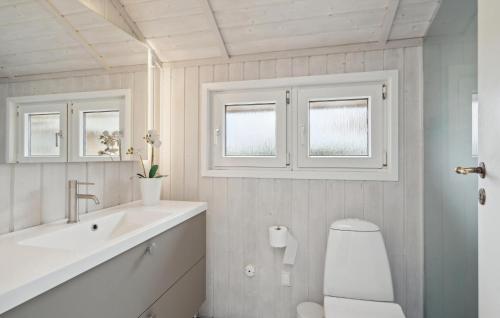 Ένα μπάνιο στο Nice Home In Rudkøbing With Sauna