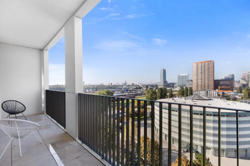 Balkón alebo terasa v ubytovaní Apt w Downtown View & Garage Parking