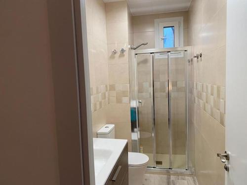 a bathroom with a shower and a toilet and a sink at Habitación Montgros en Casa Camí de les Aigües Monistrol de Montserrat in Monistrol