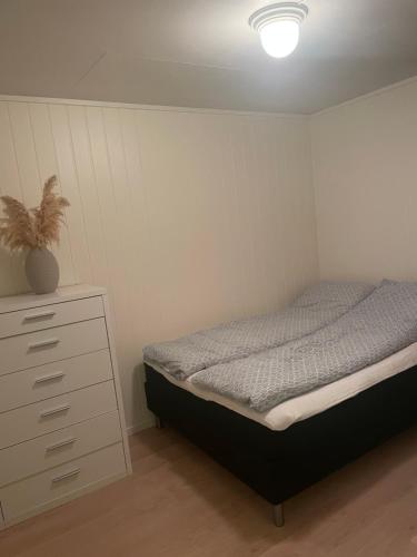 Postel nebo postele na pokoji v ubytování Comfy apartment in Tromsø