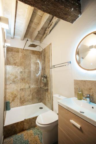 a bathroom with a toilet and a shower and a sink at Vivez Bonifacio - Sous le charme in Bonifacio