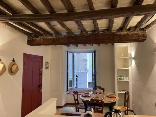 un salon avec une table et une fenêtre dans l'établissement Vivez Bonifacio - Sous le charme, à Bonifacio