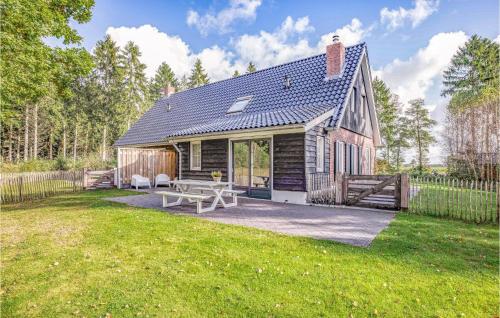 a small house with a picnic table in the yard at Nice Home In Rijssen With Wifi in Rijssen