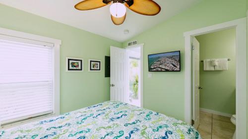 Un ou plusieurs lits dans un hébergement de l'établissement Tidewater Views by Last Key Realty