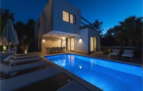 Luxurious Home In Okrug Gornji With Sauna