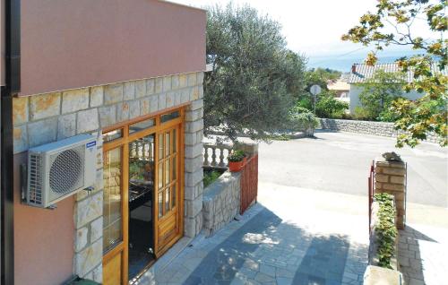 Cozy Apartment In Novi Vinodolski With Wifi