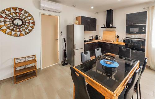 Η κουζίνα ή μικρή κουζίνα στο Awesome Apartment In Narbonne With Wifi
