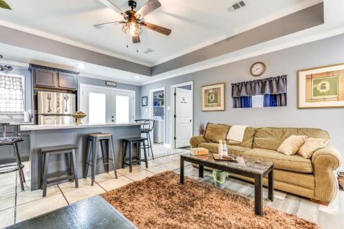 リトルロックにある8 Mi to Dwtn Little Rock - Home with Fenced Yard!のソファとテーブルのあるリビングルーム