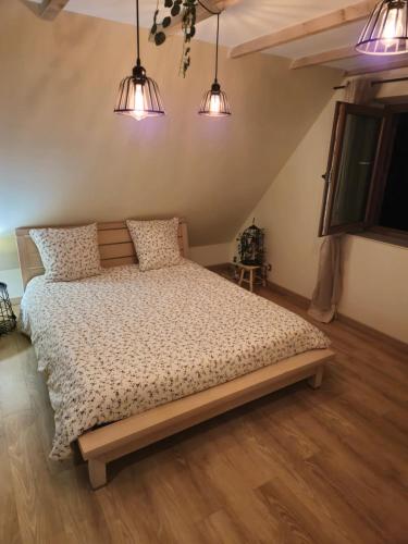 - une chambre avec un lit éclairé dans l'établissement Le Jardin d Eden, à Voegtlinshoffen