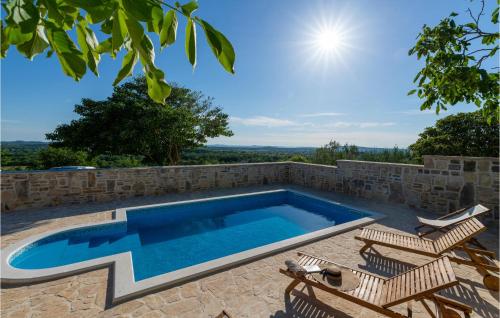 Bazén v ubytovaní 2 Bedroom Beautiful Home In Benkovac alebo v jeho blízkosti