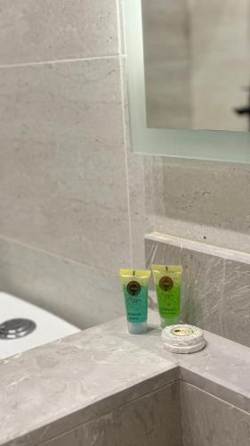 due tazze sedute su un bancone in bagno di وصول ذاتي Alsumo-apartment a Gedda