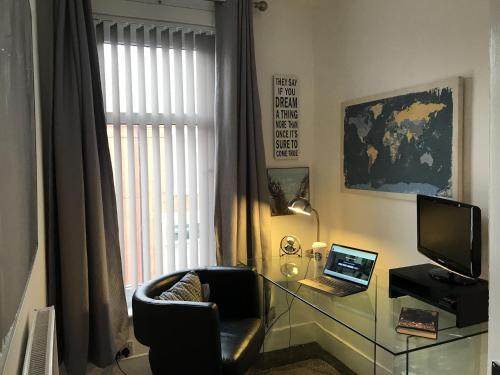 TV a/nebo společenská místnost v ubytování Bright Spacious 3-bed with office & patio, Preston