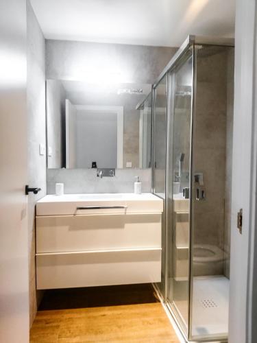 a bathroom with a sink and a shower at Villa el manantial in El Bosque