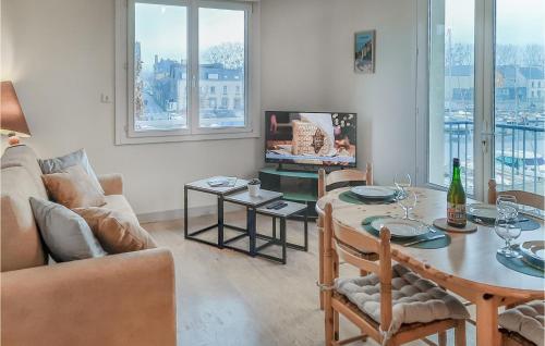 TV a/nebo společenská místnost v ubytování Amazing Apartment In Redon With Wifi